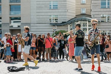 Berlin Brandenburg Kapısı yanındaki meydanda caz üfleme Doozy adlı grup çalış.