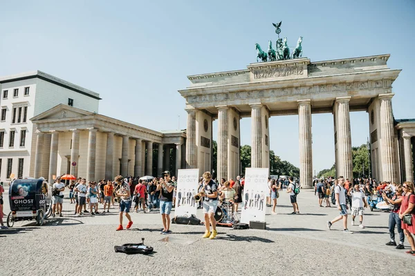 Grupa o nazwie dmuchanie Doozy odgrywa jazz na placu przed Bramą Brandenburską w Berlinie. — Zdjęcie stockowe