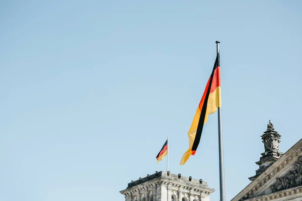 Tyska flaggan över Reichstag byggnad i Berlin. — Stockfoto