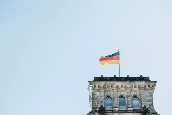 Bandera alemana sobre el edificio del Reichstag en Berlín . — Foto de Stock