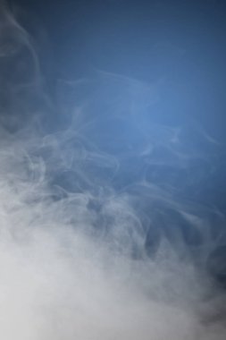 Duman ya da mavi siyah arka plan üzerine sis