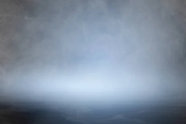 Fumaça ou nevoeiro sobre fundo preto azul — Fotografia de Stock