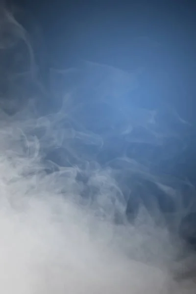 Humo o niebla sobre fondo negro azul —  Fotos de Stock