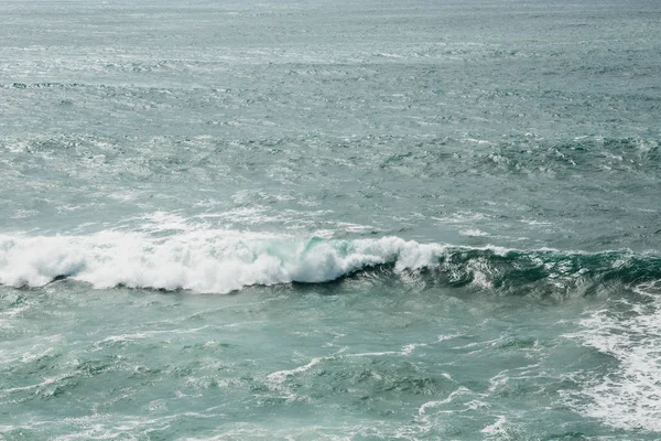 Bella vista della superficie dell'acqua con le onde — Foto Stock