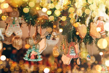 Zencefil çerezleri ve diğer Festival oyuncaklar ile güzel Noel süsleri.