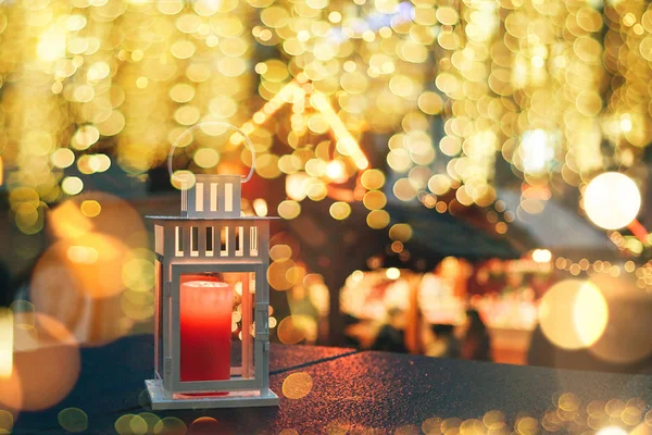 Egy lámpa, egy gyertya éjjel díszített karácsonyi fények — Stock Fotó