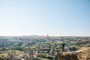Bir adam nasıl özgür ve mutlu olduğunu gösteren ellerini tutarsa.