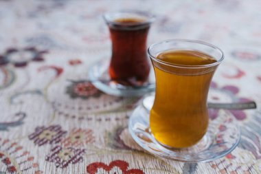Geleneksel Türk yeşil çay ve siyah çay.