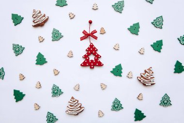 Noel ağacı oyuncaklar. Şenlikli bir şekilde dekore edilmiş arka plan.