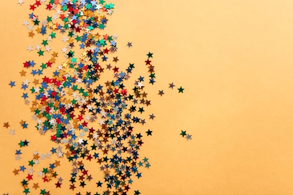 Fundalul festiv al stelelor confetti multi-colorate — Fotografie, imagine de stoc
