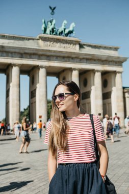 Genç güzel bir olumlu gülümseyen şık turist kız portresi.