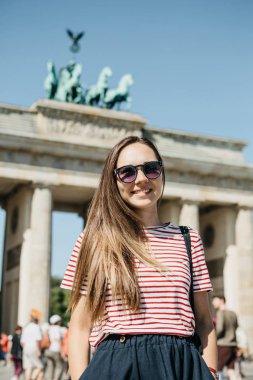 Genç güzel bir olumlu gülümseyen şık turist kız portresi.