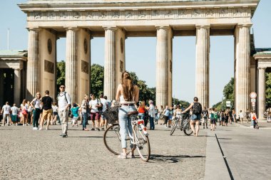 Turist turistik yerleri Brandenburg Kapısı yanındaki meydanda güneşli bir günde hayranım. Berlin.