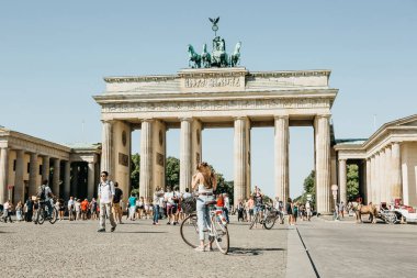 Turist turistik yerleri Brandenburg Kapısı yanındaki meydanda güneşli bir günde hayranım. Berlin.