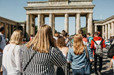 Turist turistik yerleri Brandenburg Kapısı yanındaki meydanda güneşli bir günde hayranım. Berlin.