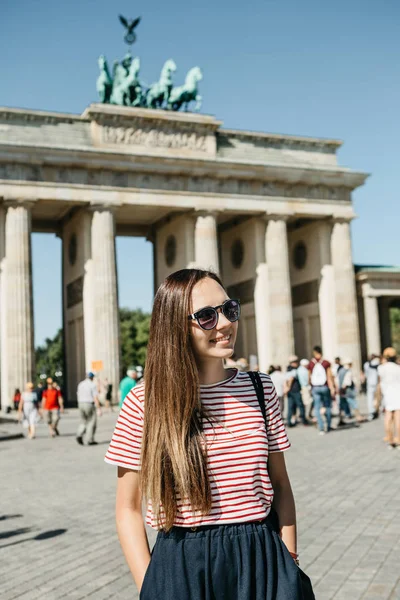 Portrait of a young beautiful positive smiling stylish tourist girl. — Stock Photo, Image