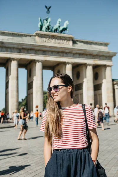 Porträt einer jungen schönen positiven Lächeln stilvolle Touristenmädchen. — Stockfoto