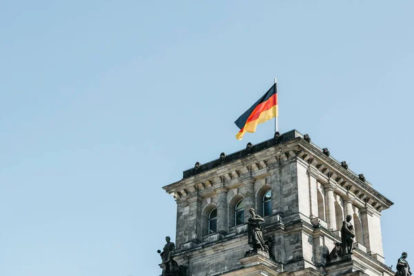 Bandera alemana sobre el edificio del Reichstag en Berlín . — Foto de Stock