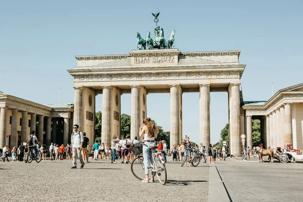 Os turistas admiram os pontos turísticos na praça ao lado do Portão de Brandemburgo em um dia ensolarado. Berlim . — Fotografia de Stock