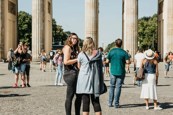 Turisták megcsodálhatják a látnivalók, a tér, a Brandenburgi kapu mellett egy napsütéses napon. Berlin. — Stock Fotó