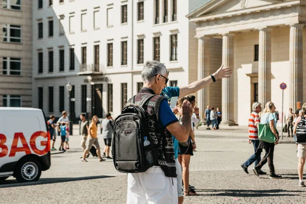 Turyści podziwiać zabytki na placu obok Bramy Brandenburskiej w słoneczny dzień. Berlin. — Zdjęcie stockowe