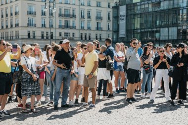 Brandenburg Kapısı yanındaki meydanda turist turistik yerleri bakmak ve fotoğraf çekmek