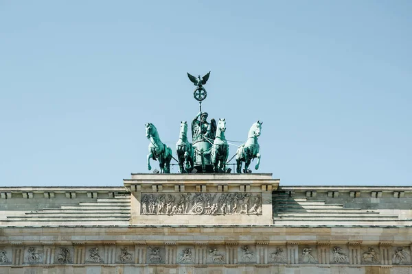 Primo piano della Porta di Brandeburgo contro il cielo blu . — Foto Stock