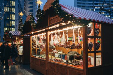Berlin, 25 Aralık 2017: Tatlılar satan ve belgili tanımlık Noel çarşı içinde Berlin, akşam geleneksel gingerbread. Bir şekilde dekore edilmiş durak.