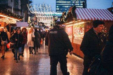 Berlin içinde belgili tanımlık Noel çarşı polis devriye.