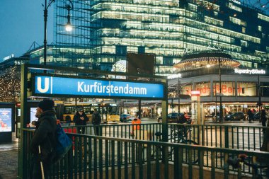 Köprünün Almanya Berlin'de metro istasyonu girişi.