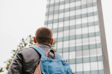 Turist izle büyük bir şehirde sights veya yabancı bir yerde kaybolmak.