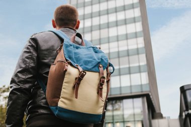 Turist izle büyük bir şehirde sights veya yabancı bir yerde kaybolmak.