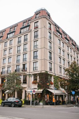 Berlin sokakta. Evin köşesinde bir rahat sokak kafe olduğunu