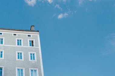 Konut mavi gökyüzü minimalist tarzda bir arka plan üzerine inşa