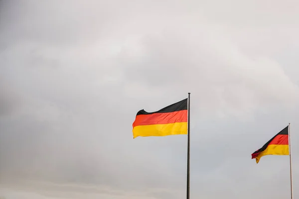 Tyska flaggan mot himlen — Stockfoto