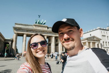 Berlin Brandenburg Kapısı arka planı yapma selfie genç çift.