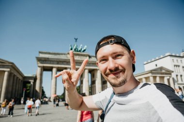 Turist adam selfie Berlin'de yapar.