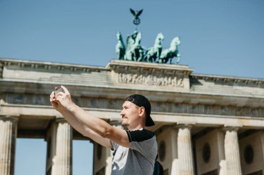 Bir selfie veya manzaraları fotoğraf çekimi alarak turist adam