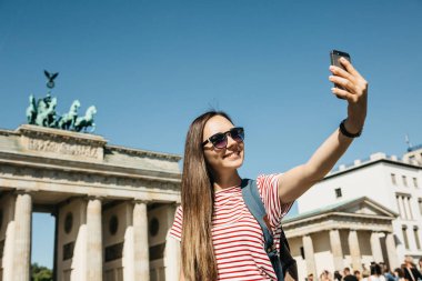 Genç güzel kız selfie yapar ya da manzaraları çekiyor.