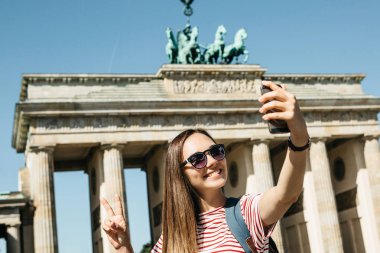 Genç güzel kız selfie yapar ya da manzaraları çekiyor.