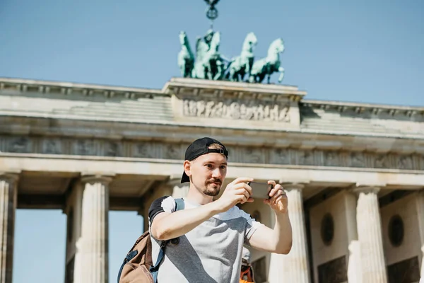 Turista tomando una selfie o tomando fotos de lugares de interés — Foto de Stock