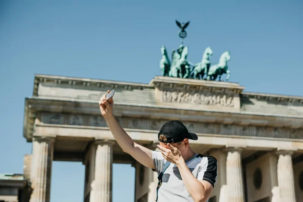Un turista che si fa un selfie o scatta foto di monumenti — Foto Stock