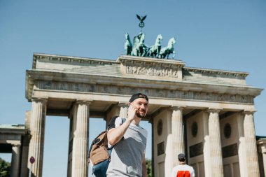 Turist veya bir cep telefonu üzerinde konuşurken bir sırt çantası ile bir adam.