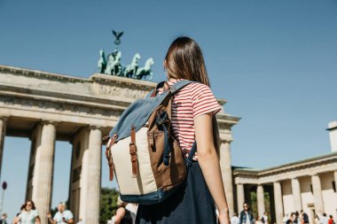 Bir turist ya da bir öğrenci de Almanya, Berlin Brandenburg Gate yakınındaki bir sırt çantası ile görünüyor manzaraları.