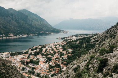 Kotor - Karadağ'ın Adriyatik kıyısında bir şehir havadan görünümü.