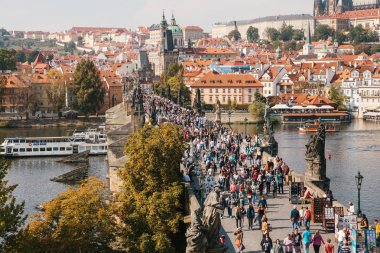Çek Cumhuriyeti Prag Charles Köprüsü'nün güzel havadan görünümü.