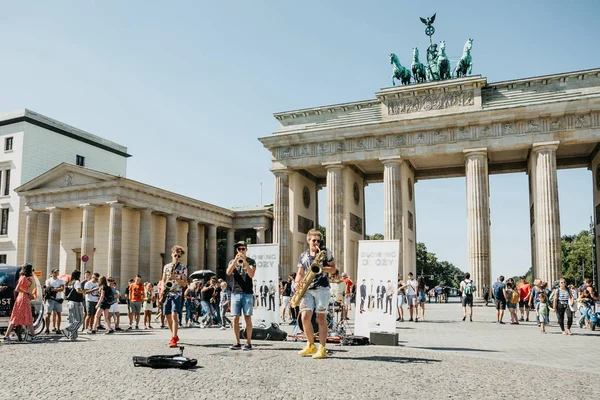 Grupo llamado Blowing Doozy toca jazz en la plaza junto a la Puerta de Brandeburgo en Berlín . — Foto de Stock