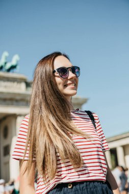 Genç güzel bir olumlu gülümseyen şık turist kız portresi.