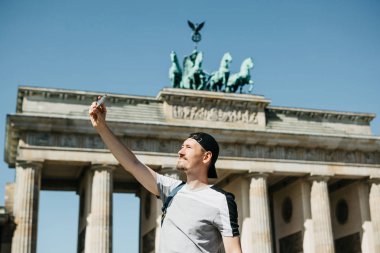 Bir selfie veya manzaraları fotoğraf çekimi alarak turist adam