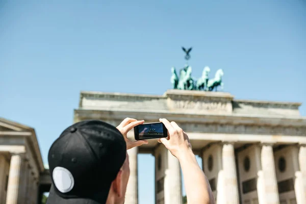 Turistické fotografie na mobilním telefonu Braniborská brána v Berlíně v Německu. — Stock fotografie